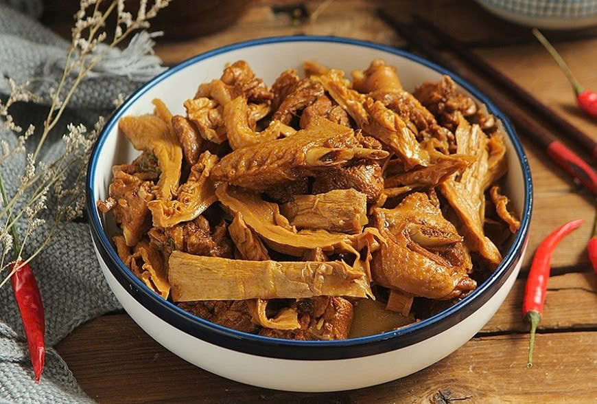  Măng khô chứa nhiều chất xơ cùng các chất dinh dưỡng như vitamin A, vitamin nhóm B (B1, B2), C, E, canxi, phốt pho. Ảnh Monngonmoingay