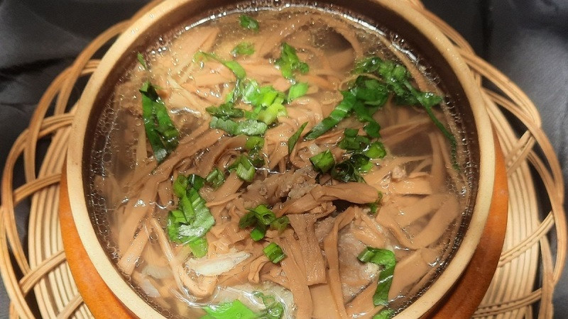 Hiện nay, măng khô được bán tràn lan trên thị trường nên để đảm bảo an toàn thì bạn nên mua măng khô có nhãn mác, nguồn gốc xuất xứ rõ ràng, chú ý đến ngày sản xuất và hạn sử dụng. Không nên mua những sản phẩm có giá quá rẻ và không rõ nguồn gốc, xuất xứ. Ảnh Monngonmoingay