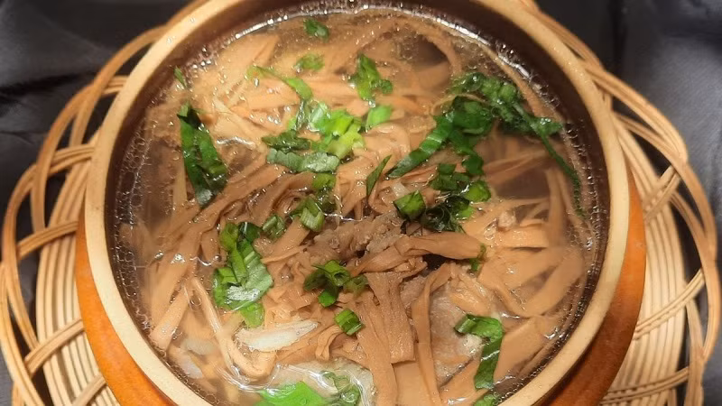 Hiện nay, măng khô được bán tràn lan trên thị trường nên để đảm bảo an toàn thì bạn nên mua măng khô có nhãn mác, nguồn gốc xuất xứ rõ ràng, chú ý đến ngày sản xuất và hạn sử dụng. Không nên mua những sản phẩm có giá quá rẻ và không rõ nguồn gốc, xuất xứ. Ảnh Monngonmoingay