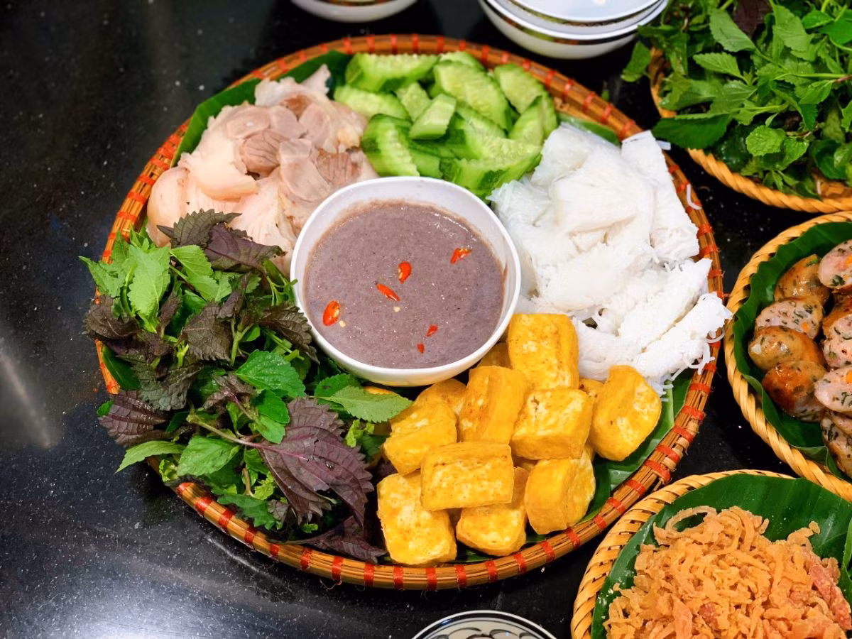  Bún đậu: Món ăn đơn giản chỉ gồm đậu mơ rán béo giòn cùng đĩa bún trắng và một ít rau thơm nhưng lại chinh phục được cả những thực khách khó tính nhất. Ảnh Internet