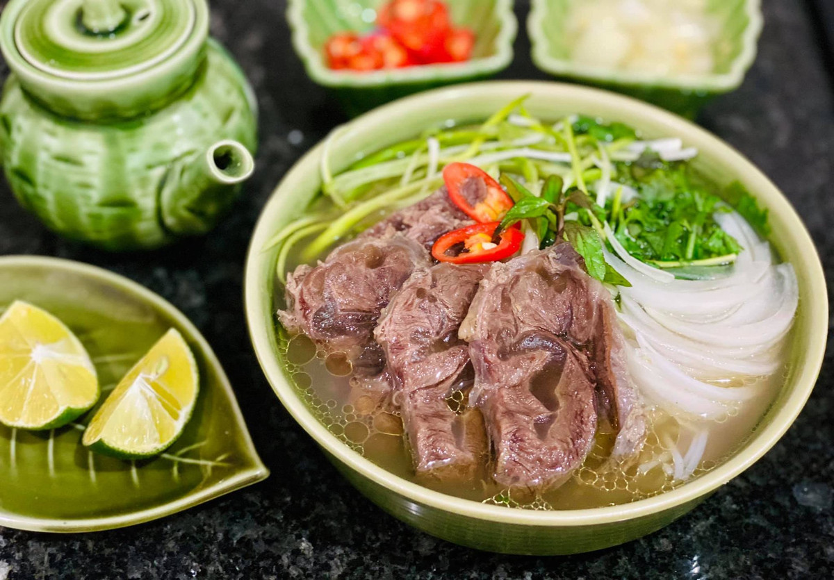 Phở “chuẩn vị” Hà Nội phải có nước dùng trong, hương vị ngọt thanh được ninh từ xương bò hoặc xương heo, hầm cùng các loại gia vị như gừng, hành, quế, hồi, thảo quả,... trong nhiều giờ liền. Sợi phở dai, thơm mềm, ăn cùng thịt bò hoặc thịt gà thái mỏng, chan thêm nước phở nóng hổi và ăn kèm với chút hành lá, quẩy chiên giòn. Ảnh Internet