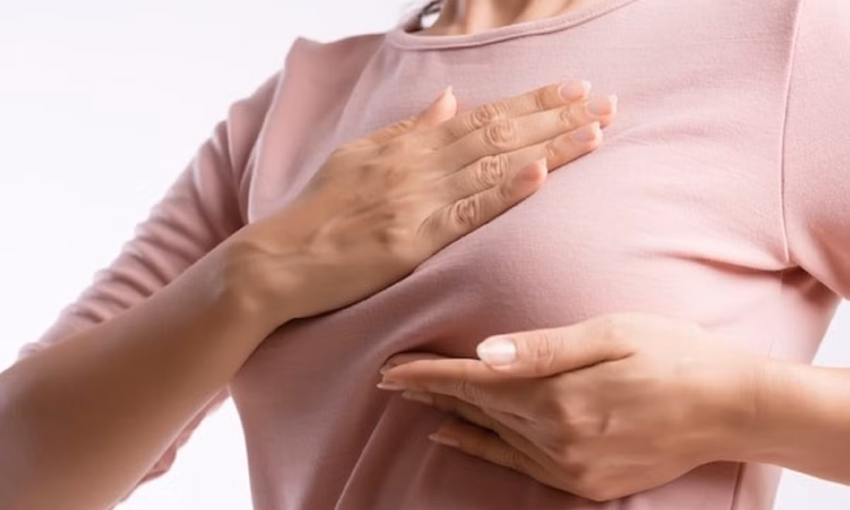  Lối sống và sinh hoạt không khoa học: Chế độ ăn uống nhiều calo, cơ thể lười vận động sẽ làm lượng mỡ thừa trong cơ thể tăng cao dẫn đến béo phì và làm tăng nguy cơ mắc ung thư vú. Ngoài ra, hút thuốc lá, uống nhiều rượu bia, căng thẳng kéo dài cũng dễ dẫn đến ung thư vú. Ảnh minh họa