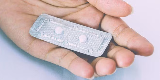  Thường xuyên uống thuốc tránh thai: Mặc dù thuốc ngừa thai có thể làm giảm nguy cơ ung thư buồng trứng và ung thư tử cung, nhưng chúng cũng có nhiều tác dụng phụ. Một trong số đó chính là làm tăng nguy cơ phát triển ung thư vú. Vì vậy nếu bạn đang thường xuyên dùng thuốc tránh thai thì bạn nên nói chuyện với bác sĩ để biết loại thuốc nào uống an toàn, loại thuốc nào làm tăng nguy cơ mắc bệnh. Ảnh minh họa