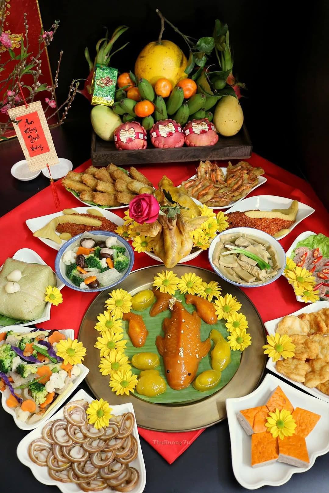 Mâm cúng số 7: Chả quế, tai heo cuộn, rau củ xào, bánh cá chép, canh bóng, canh măng, gà luộc, chả mực, nem chua. Ảnh Internet