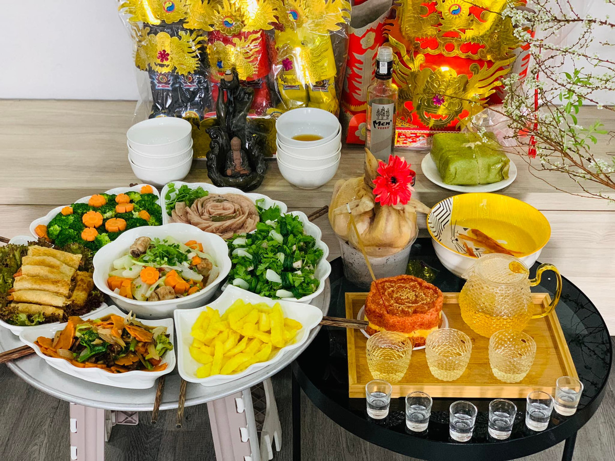 Theo quan niệm của người Việt, ông Công ông Táo không chỉ cai quản mọi hoạt động của gia chủ mà còn ngăn sự xâm nhập của ma quỷ, giữ cho cuộc sống gia đình họ yên bình. Tục thờ cúng ông Công ông Táo mang ý nghĩa cầu mong cho sự ấm no, đầy đủ, sau đó mới đến ý nghĩa thờ "thần Bếp" chuyên cai quản việc bếp núc. Ảnh FB Huyền Anh