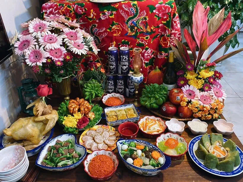 Mâm cúng số 5: Gà trống buộc cánh tiên, tôm sốt bơ phô mai, tai heo cuộn om ngũ vị, nem rán, bò xào súp lơ xanh, dưa góp, canh bóng thả, bánh chưng cốt riềng, bánh xu xê, xôi gấc. Ảnh Internet