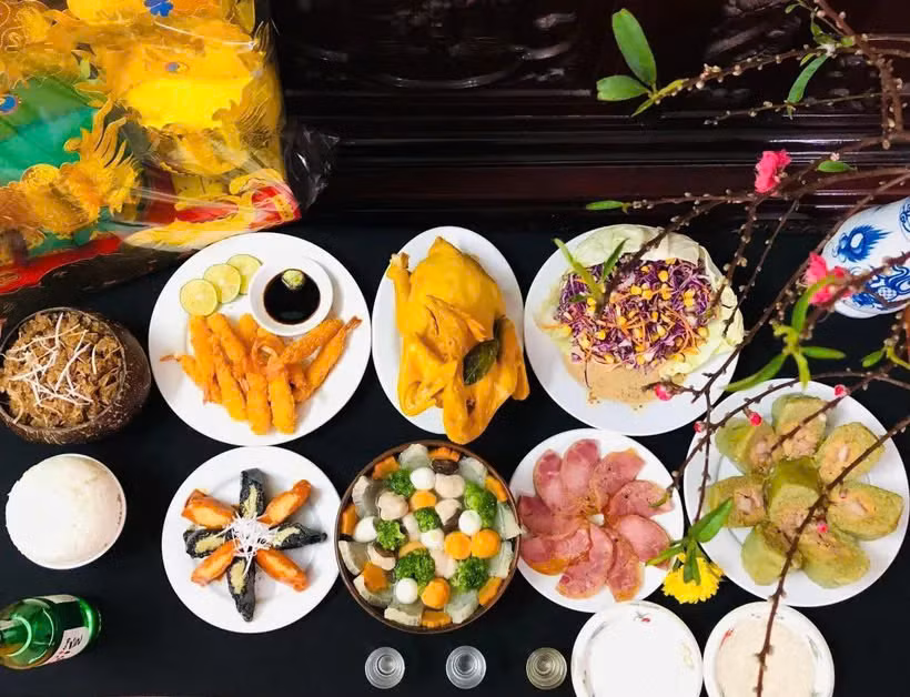 Mâm cúng số 6: Gà ủ muối, tôm chiên xù, giò bê, salad bắp cải xốt mè, bánh gai bánh gấc, bánh chưng, xôi vừng dừa. Ảnh Internet