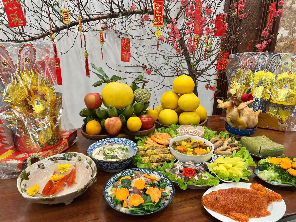 Mâm cúng số 3: Xôi gấc cá chép, rau xào thập cẩm, giò, nem, bánh chưng, khoai tây xào, giò xào, rau củ luộc. Ảnh Internet