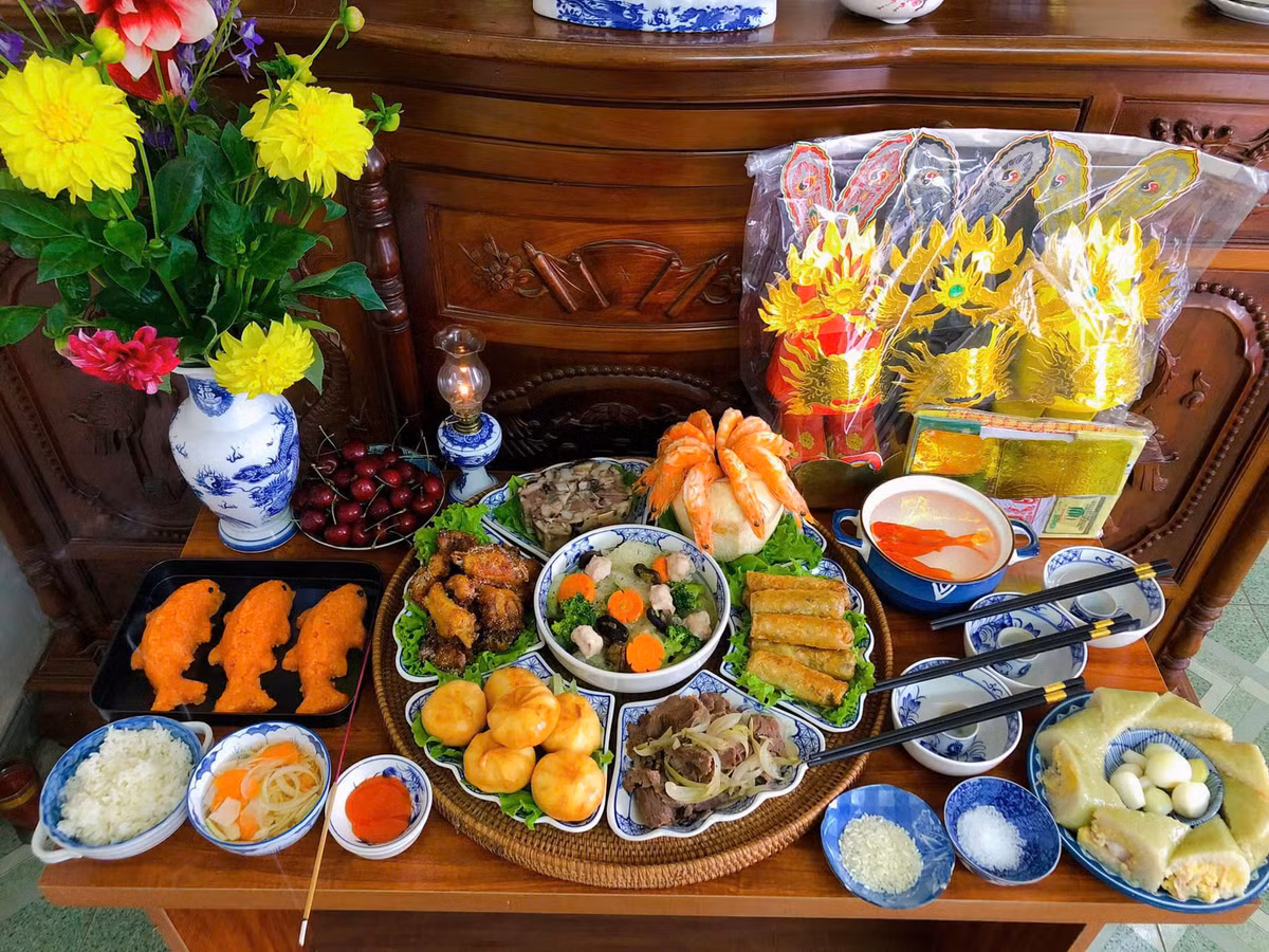 Mâm cúng số 4: Bánh chưng, hành muối, bánh bao chiên, thịt bò xào, canh bóng thập cẩm, xôi gấc, tôm hấp cốt dừa, giò xào, nem rán. Ảnh Internet