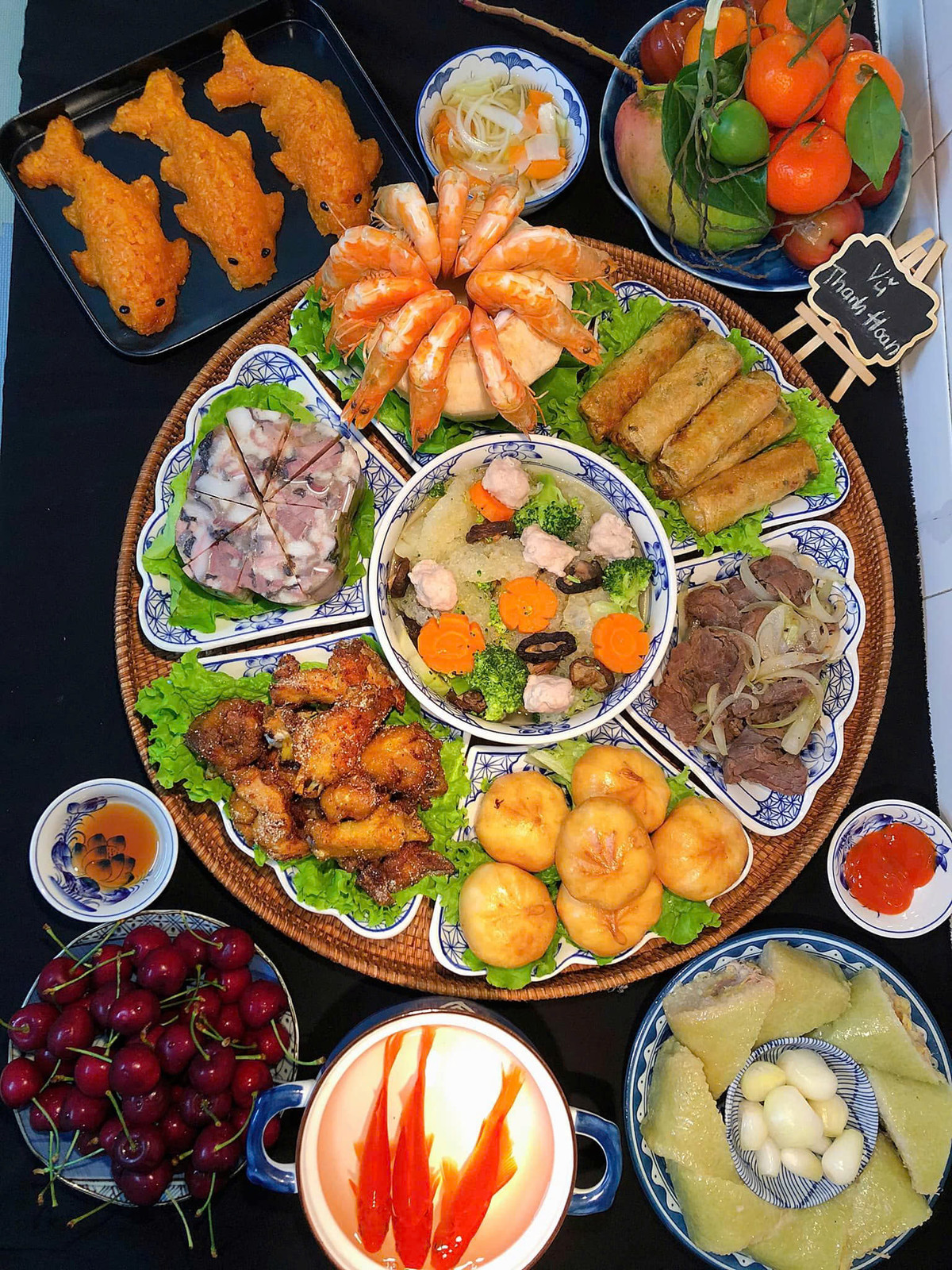 Mâm cúng số 1: Bánh chưng, bánh bao chiên, thịt gà chiên, thịt bò xào, giò xào, tôm hấp dừa, canh thập cẩm, nem rán, xôi gấc. Ảnh Thanh Hoan