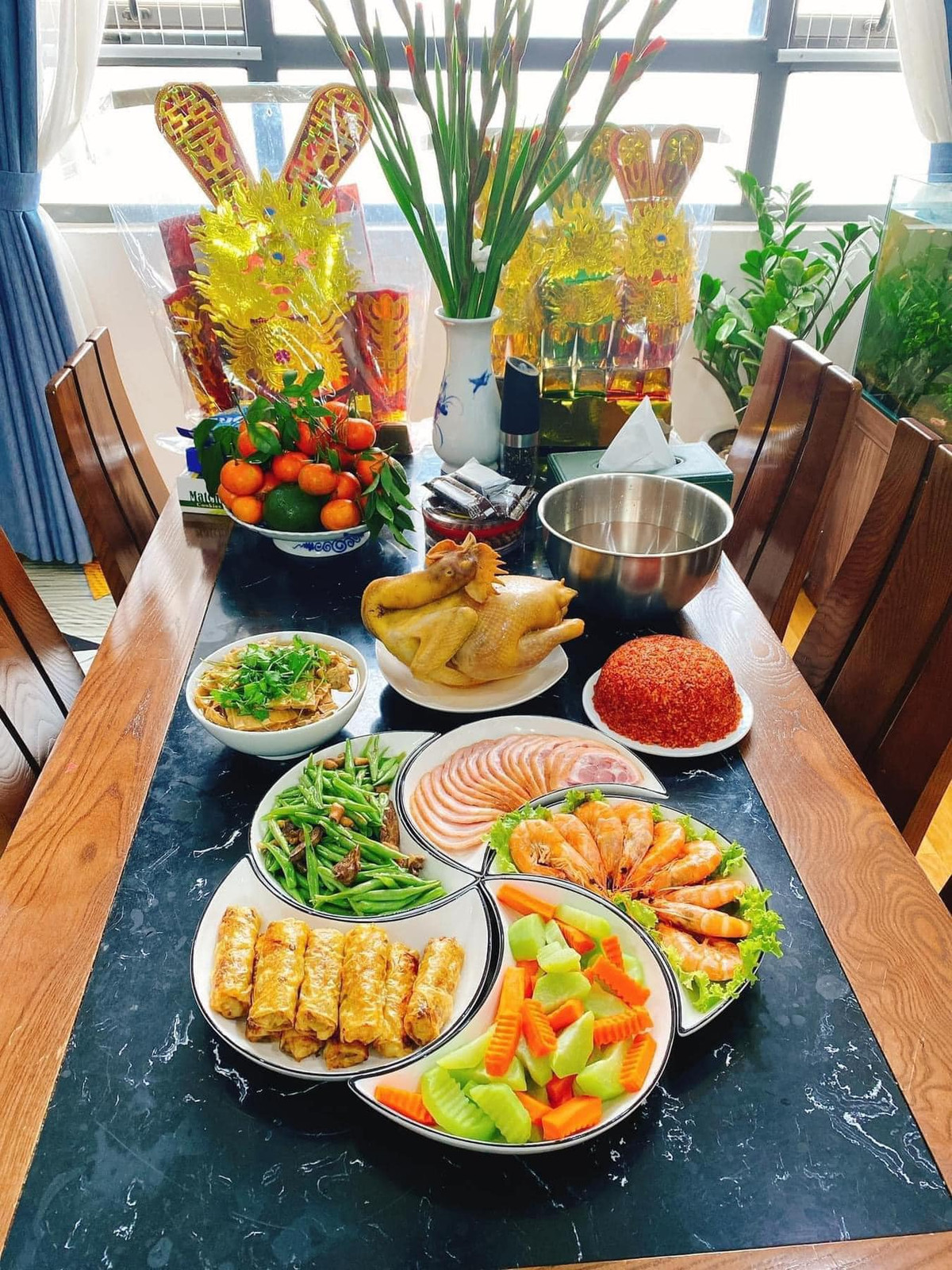 Hiện nay, do công việc bận rộn nên việc bày biện, sửa soạn mâm cơm cúng ông Công ông Táo cũng đơn giản hơn, tùy điều kiện của mỗi gia đình. Các bà nội trợ có thể đổi một số món để khi làm mâm cỗ không mất quá nhiều thời gian. Ảnh Internet