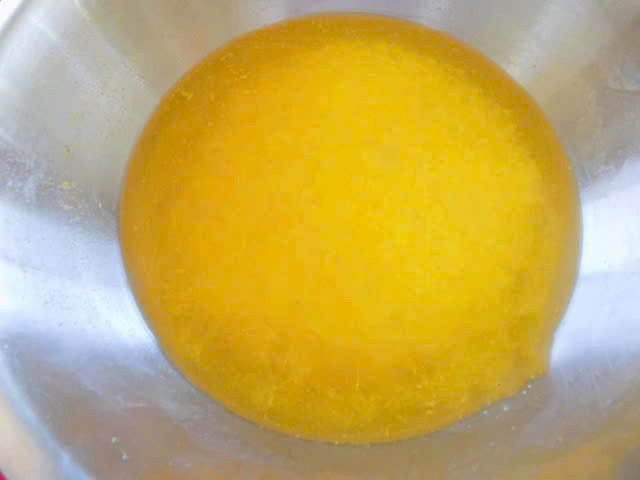 Màu vàng: Giã nhuyễn nghệ tươi và trộn với 1 lít nước lọc. Dùng rây lọc lấy nước vàng và bỏ bã.