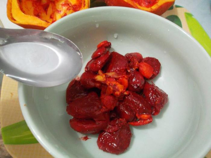 Màu đỏ: Lấy ruột gấc cho vào bát, thêm vào một chút rượu trắng. Đeo bao ni lông và bóp kỹ đến khi phần thịt gấc tách ra khỏi hạt