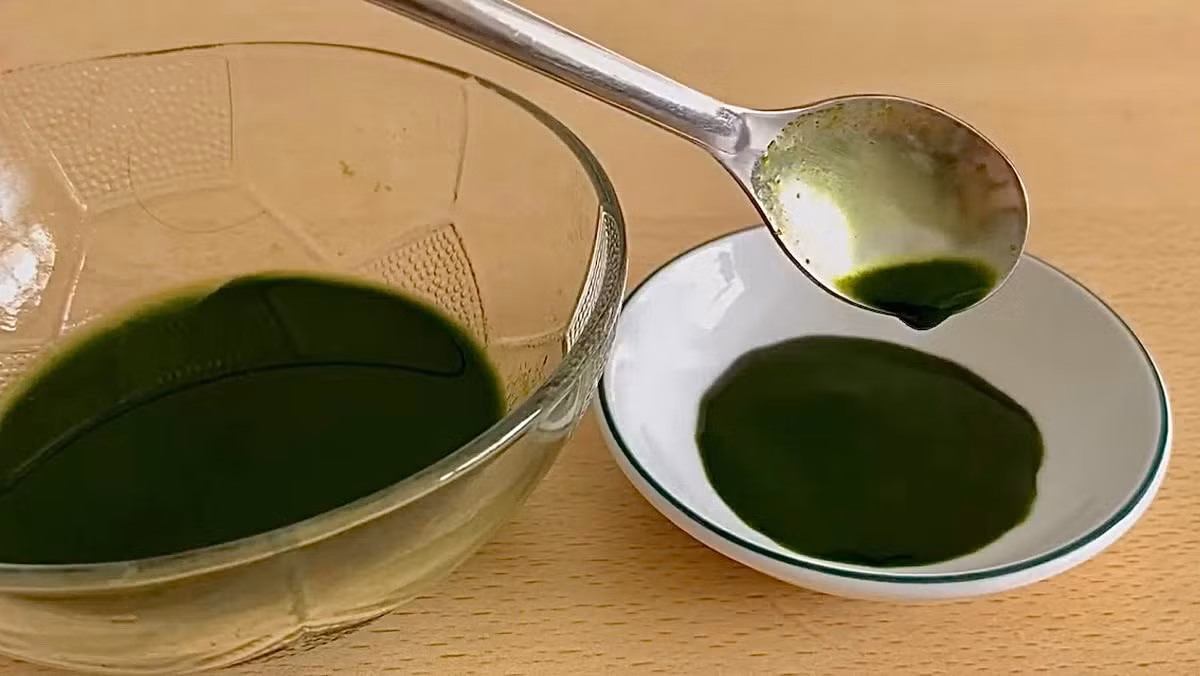 Màu xanh: Lá dứa rửa sạch, cắt khúc. Dùng máy xay sinh tố xay nhuyễn. Sau đó dùng rây lọc lấy nước cốt.