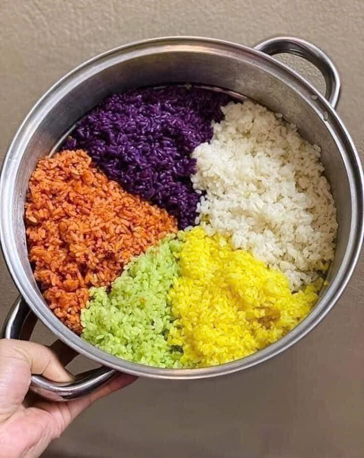 Đồ (hấp) xôi: Sau khi ngâm gạo xong cho gạo vào chõ đồ xôi. Nước nồi hấp cỡ 1/3 nồi và đun sôi. Sau khi nước sôi thì vặn nhỏ lửa lại và xếp xửng hấp xôi vào và hấp trong 30 phút cho xôi chín. Ảnh Internet