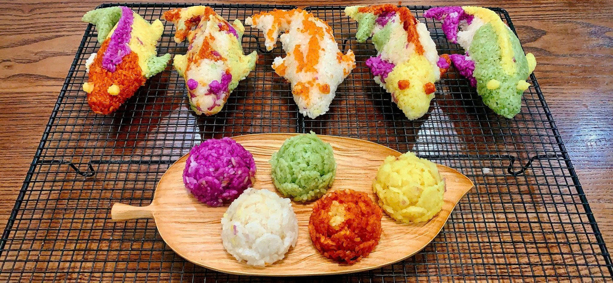 Theo quan niệm của người Tày, màu sắc của xôi càng đẹp thì gia đình sẽ càng phát đạt, thịnh vượng. Trong đó, màu đỏ mang ý nghĩa của khát vọng. Màu xanh tượng trưng cho sự tươi tốt của núi rừng, cây cỏ. Màu vàng tượng trưng cho hạnh phúc ấm no đủ đầy. Màu tím tượng trưng cho sự trù phú của đất đai. Và màu trắng còn lại tượng trưng cho tình yêu trong khiết, chung thủy. Ảnh Nguyễn Mai Hoa