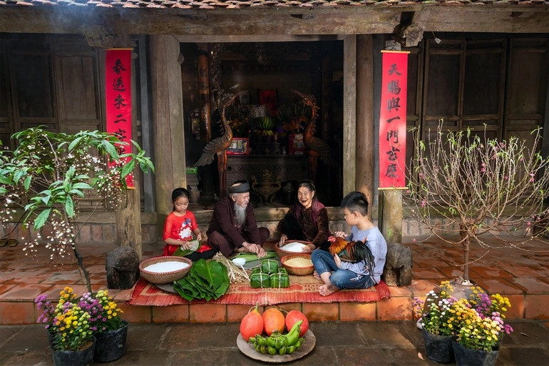 Đến với nơi đây, điều chào đón khách du lịch không đơn thuần là những cảnh đẹp thời xưa mà còn là vẻ đẹp từ truyền thống đến văn hóa của Việt Nam. Bên cạnh đó, bạn cũng sẽ được chứng kiến hình ảnh bình dị, chân chất của người dân nơi đây. Làng cổ Đường Lâm cũng sẽ là một trong các địa điểm du lịch Tết gần Hà Nội giúp bạn có thể bắt trọn từng khoảnh khắc yên bình cùng với người thân và bạn bè. Ảnh Internet