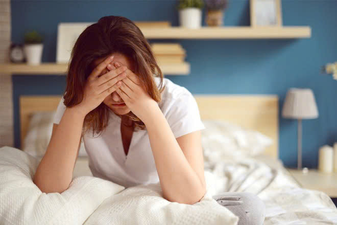  Cảm thấy mệt mỏi khi dậy sớm: Sau một giấc ngủ đêm, bạn thường thức dậy trong trạng thái tràn đầy năng lượng. Nhưng nếu tỉnh dậy mà vẫn cảm thấy mệt mỏi, uể tắm thì có thể gan đã gặp vấn đề. Ban đêm là thời điểm gan tự sửa chữa và chuyển hóa chất độc tố, nếu gan không hoạt động bình thường và chất độc không được đào thải lúc, cơ thể tự nhiên sẽ cảm thấy mệt mỏi. Ảnh minh họa 