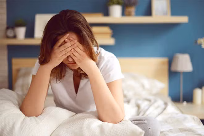  Cảm thấy mệt mỏi khi dậy sớm: Sau một giấc ngủ đêm, bạn thường thức dậy trong trạng thái tràn đầy năng lượng. Nhưng nếu tỉnh dậy mà vẫn cảm thấy mệt mỏi, uể tắm thì có thể gan đã gặp vấn đề. Ban đêm là thời điểm gan tự sửa chữa và chuyển hóa chất độc tố, nếu gan không hoạt động bình thường và chất độc không được đào thải lúc, cơ thể tự nhiên sẽ cảm thấy mệt mỏi. Ảnh minh họa 