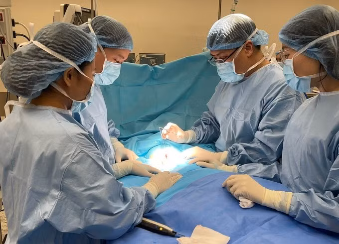 Uong nham nuoc tro tau, be 3 tuoi phai cat toan bo thuc quan