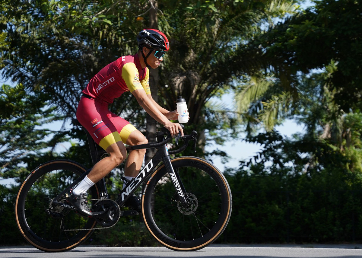 Đi xe đạp trong thời gian dài: Một nghiên cứu của Đại học College London cho thấy rằng, đạp xe trong thời gian dài làm tăng nguy cơ viêm tuyến tiền liệt ở nam giới. Tuyến tiền liệt của nam giới nằm ở vị trí đặc biệt, vì vậy việc đạp xe trong thời gian dài sẽ dẫn đến áp lực quá lớn lên tuyến tiền liệt, dễ sinh ra các bệnh liên quan.