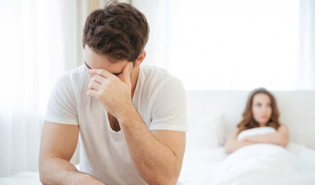 Quan hệ tình dục quá độ ở nam giới có thể khiến tuyến tiền liệt bị phì đại và dễ bị rối loạn tĩnh mạch trở lại. Nguy cơ phát triển viêm tuyến tiền liệt tăng lên khi vi khuẩn ở trong tuyến tiền liệt của đàn ông lâu hơn. Ảnh minh họa