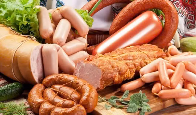  Ăn nhiều thực phẩm chế biến sẵn: Thực phẩm chế biến đóng hộp thường chứa bisphenol-A (BPA), một hóa chất có thể phá vỡ hệ thống nội tiết tố sinh dục nam. Vì vậy, ăn quá nhiều thực phẩm chế biến sẵn có thể gây ra rối loạn chức năng cương dương. Ảnh minh họa