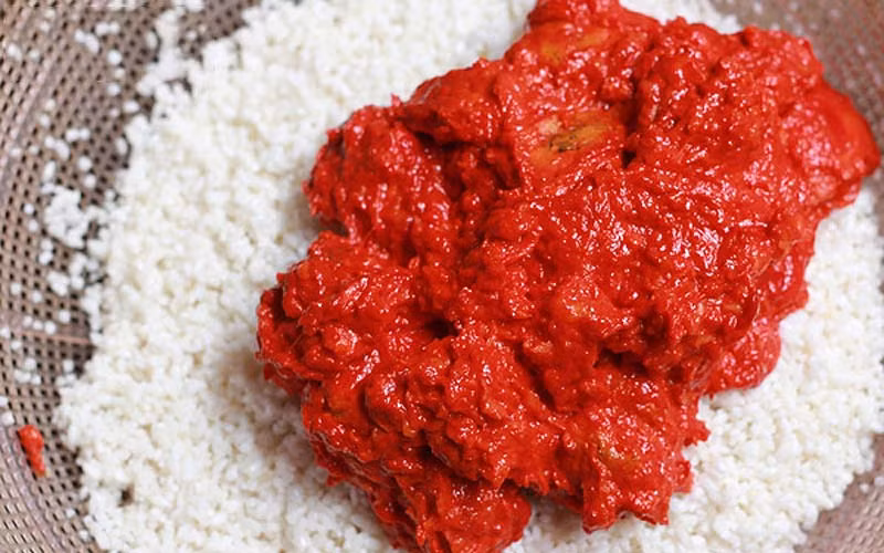 Phần thịt gấc trộn với một thìa cà phê rượu trắng, 1 thìa cà phê dầu ăn để thịt gấc mềm và bật màu đỏ tươi. Ảnh minh họa