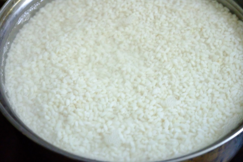 Gạo nếp mang vo sạch rồi ngâm gạo trong nước lạnh khoảng 6 tiếng để gạo ngậm no nước, mềm ra đồ xôi sẽ ngon. Hoặc có thể ngâm nước âm ấm trong khoảng 4 tiếng. Ảnh minh họa