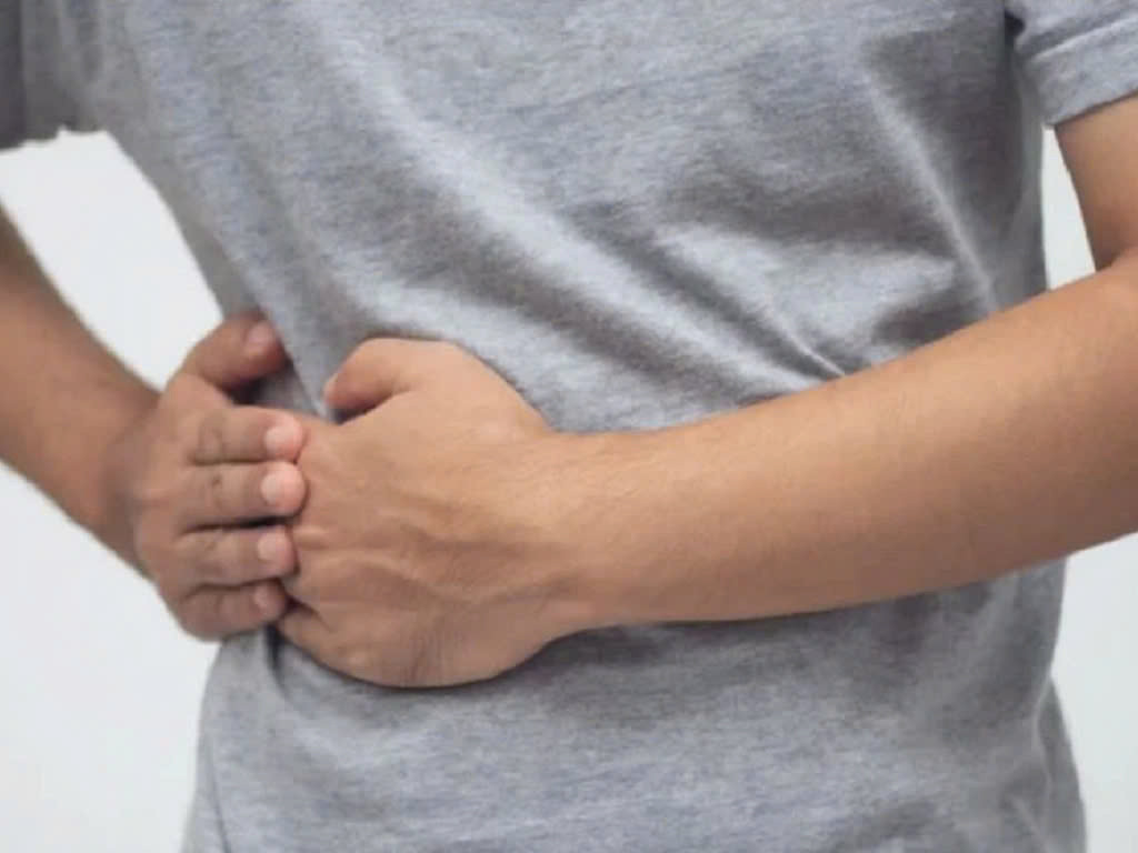  Cảm giác khó chịu mơ hồ ở vùng bụng trên bên phải: Gan nằm ở vùng bụng trên bên phải gần xương sườn. Khi gan có vấn đề như gan to hoặc viêm nhiễm sẽ chèn ép các mô xung quanh, gây đau âm ỉ. Đặc biệt, khi mới thức dậy vào buổi sáng, cơ thể chưa được "duỗi giãn" hoàn toàn thì cảm giác khó chịu này sẽ càng rõ ràng hơn. Ảnh minh họa