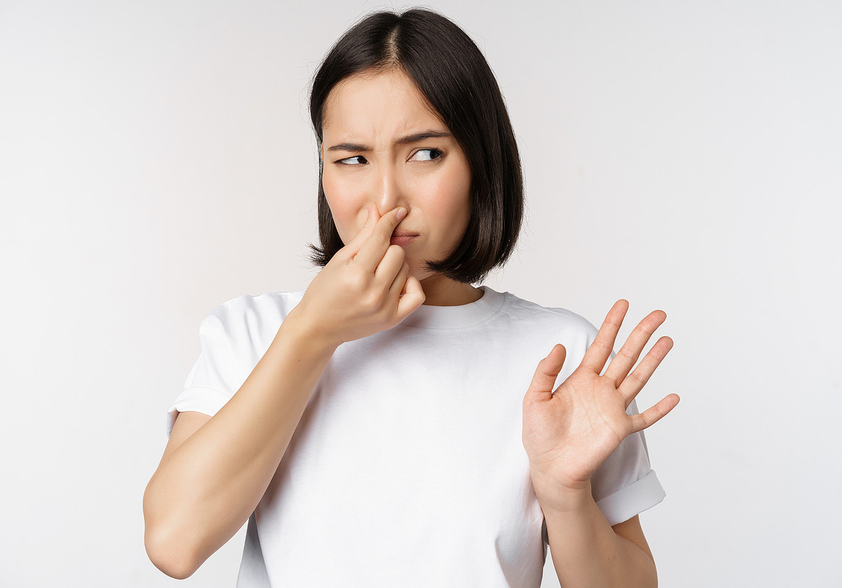 Hôi miệng trầm trọng: Bệnh gan có thể ảnh hưởng đến chức năng tiêu hóa và trao đổi chất bình thường của gan. Do quá trình tiêu hóa và hấp thu không kịp thời cũng như sự tích tụ các chất chuyển hóa, thức ăn có thể sinh ra khí và một số chất amoniac. Những chất này có thể làm trầm trọng thêm mùi vị khó chịu trong miệng của người mắc bệnh gan, chẳng hạn như suy gan. Ảnh minh họa