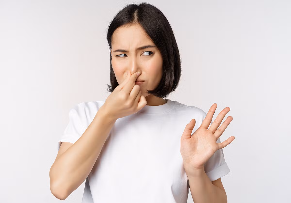 Hôi miệng trầm trọng: Bệnh gan có thể ảnh hưởng đến chức năng tiêu hóa và trao đổi chất bình thường của gan. Do quá trình tiêu hóa và hấp thu không kịp thời cũng như sự tích tụ các chất chuyển hóa, thức ăn có thể sinh ra khí và một số chất amoniac. Những chất này có thể làm trầm trọng thêm mùi vị khó chịu trong miệng của người mắc bệnh gan, chẳng hạn như suy gan. Ảnh minh họa