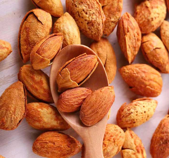  Hạt hạnh nhân là một món ăn vặt tuyệt vời giúp bạn no lâu và không làm bạn tăng cân. Hạnh nhân giàu chất béo không bão hòa, chất xơ và protein. Chỉ cần 1 nắm hạnh nhân nhỏ là bạn đã đủ năng lượng. Nếu muốn thêm hương vị, có thể rang hạnh nhân với bột quế. Lưu ý không nên ăn quá nhiều hạnh nhân một lần, chỉ nên ăn khoảng 20-30g. Ảnh minh họa