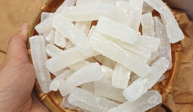  Mứt bí đao: không chỉ ngon miệng mà còn là một "vũ khí" giúp kiểm soát cân nặng hiệu quả. Nhờ hàm lượng chất xơ cao và ít calo, mứt bí đao giúp tăng cường cảm giác no lâu, hạn chế cơn đói và hỗ trợ giảm mỡ thừa. Bên cạnh đó, bí đao chứa nhiều vitamin và khoáng chất có tác dụng làm mát, thanh nhiệt, giải độc cơ thể. Khi ăn mứt bí đao, làn da của bạn sẽ được cung cấp độ ẩm cần thiết, trở nên hồng hào, mịn màng và tươi trẻ hơn. Ảnh minh họa