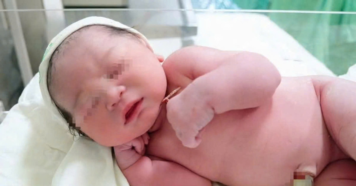 Be gai chao doi mang theo vong tranh thai cua me