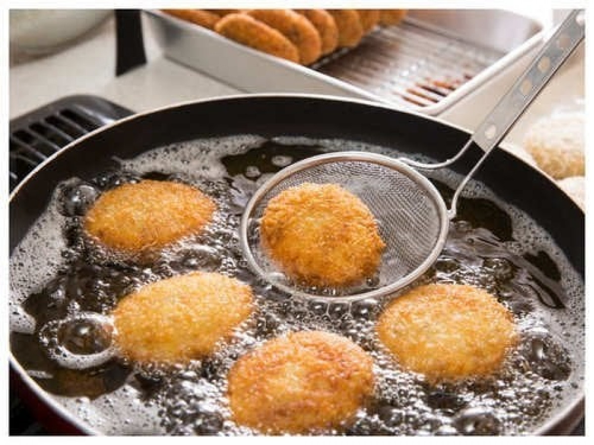  Thực phẩm chiên gây hại cho sức khỏe đường ruột ở nhiều mức độ. Thịt chiên rán làm tăng nội độc tố trong ruột và viêm hệ thống bằng cách ảnh hưởng đến hệ vi sinh vật đường ruột. Ảnh minh họa