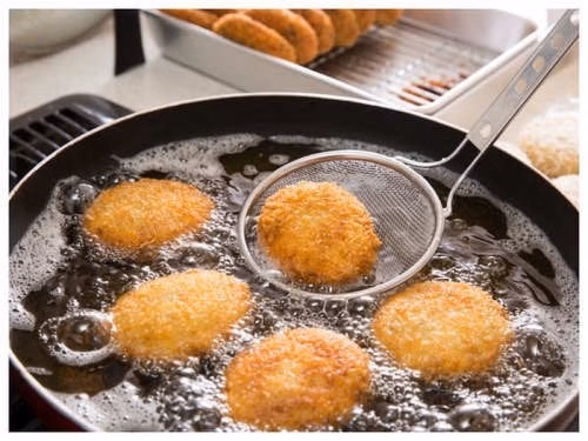  Thực phẩm chiên gây hại cho sức khỏe đường ruột ở nhiều mức độ. Thịt chiên rán làm tăng nội độc tố trong ruột và viêm hệ thống bằng cách ảnh hưởng đến hệ vi sinh vật đường ruột. Ảnh minh họa