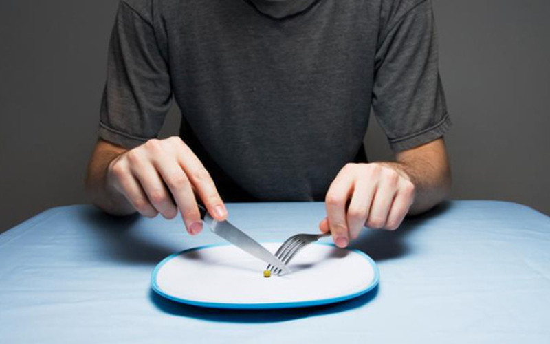  Tuyệt đối không nhịn ăn: Theo chuyên gia dinh dưỡng, quan điểm nhịn ăn làm giảm lượng calo nạp vào cơ thể, đẩy nhanh quá trình giảm cân là chưa đúng. Nhịn ăn, bỏ bữa, ăn uống không đúng giờ gây phản tác dụng vì tâm lý ăn bù sau đó. Nhiều người nhịn ăn để giảm cân nhưng vẫn không hiệu quả. Ảnh minh họa 