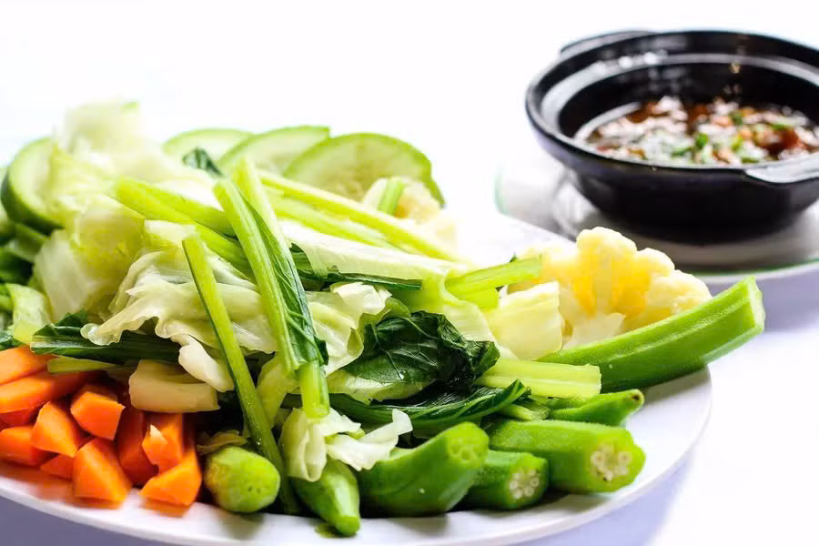  Bữa ăn có tối thiểu 100g rau xanh: Rau xanh chứa nhiều chất xơ, vitamin, khoáng chất, ít chất béo giúp giảm cân hiệu quả. Rau xanh còn tốt cho hệ tiêu hóa, cải thiện táo bón. Chế biến rau thành các món đa dạng như salad, canh, súp, hấp, luộc... để ăn được nhiều và ngon miệng. Ảnh minh họa