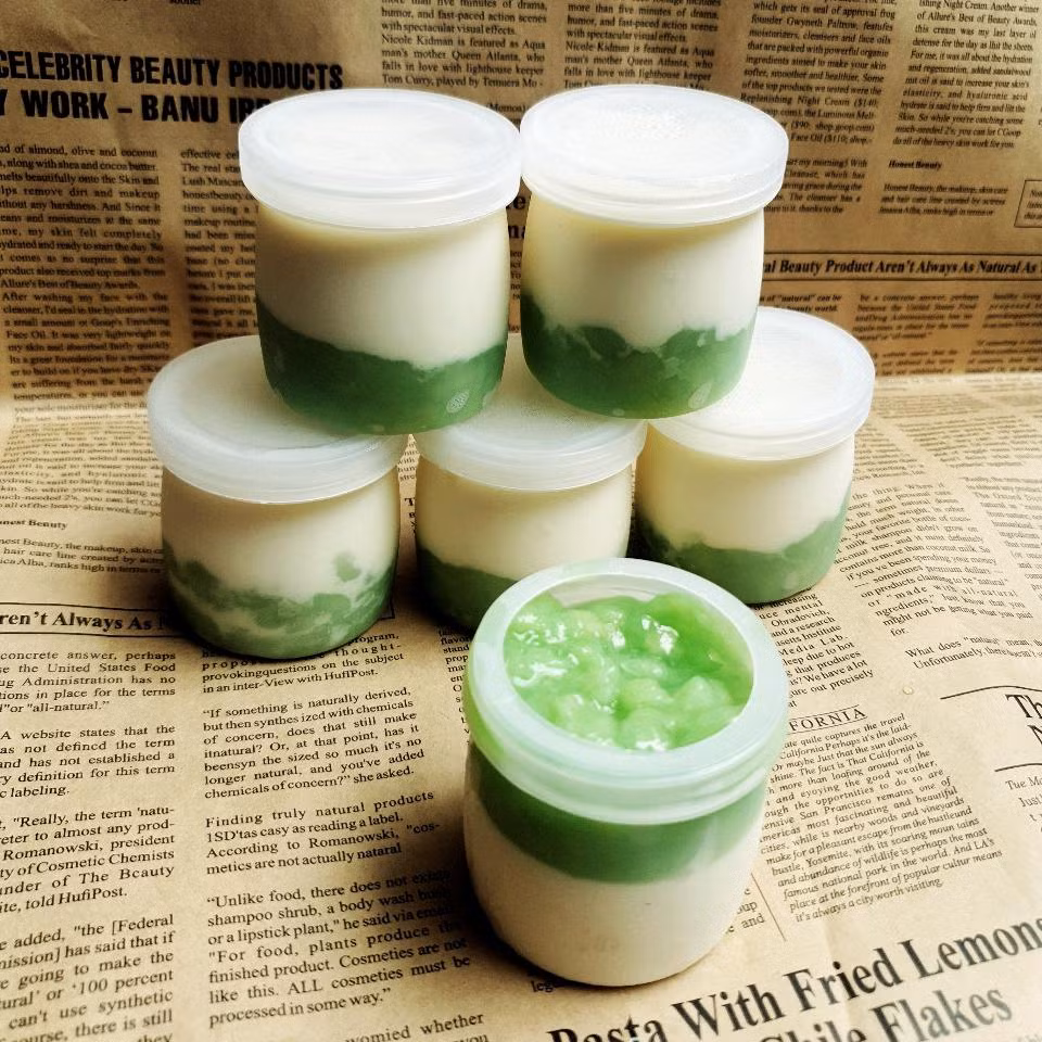  Sữa chua cốm: Sữa chua mát lạnh, sánh mịn quyện cùng với cốm dẻo thơm, bùi bùi cực thú vị.