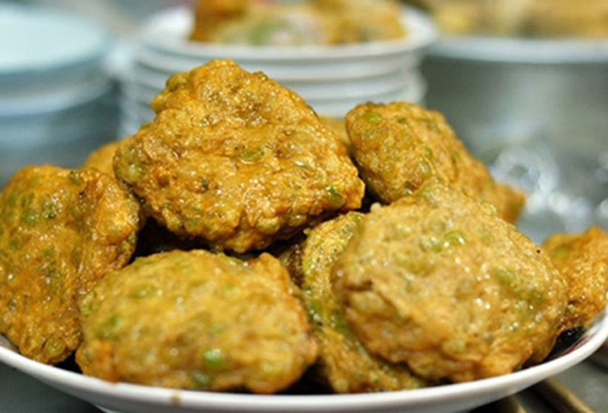 Chả cốm có vỏ ngoài giòn, bên trong mềm dẻo, thấm vị, dậy hương thơm mộc của cốm tạo nên một hấp lực rất lạ. Chả cốm làm cũng đơn giản, cốm tươi trộn cùng giò sống, chút thịt vai băm, thêm ít mỡ phần thái hạt lựu nhỏ cho đỡ khô, nêm xíu nước mắm ngon, hành khô băm và hạt tiêu rồi vê tròn. Để giữ vị ngọt của món ăn thì cần hấp chín sơ, để nguội chút rồi mới chiên vàng ở lửa nhỏ. Ảnh Internet