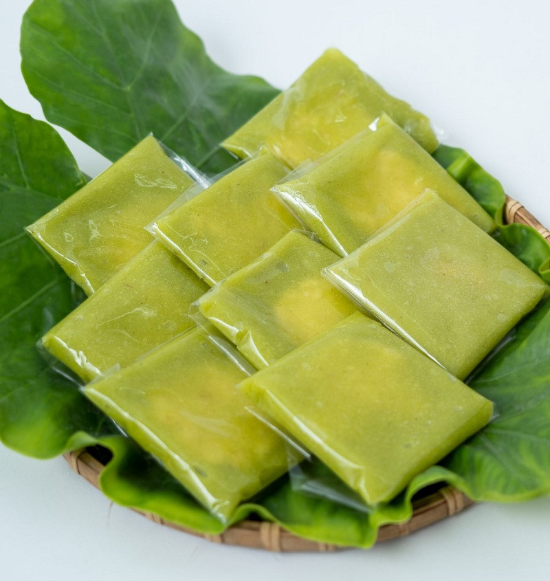  Bánh cốm là món ăn nổi lâu đời, gắn liền với ẩm thực Hà Nội. Những hạt cốm được giã kỹ, dẻo quánh cùng đường kính trắng, sau đó nhồi nhân đỗ xanh dừa vào bên trong và bọc lại. Được bán ở nhiều nơi tại Hà Nội, nhưng nơi bán bánh chuẩn vị là Hàng Than. Tại con phố này có những cửa hàng làm bánh cốm gia truyền, lâu đời, với công thức đúng vị xưa. Ảnh Internet