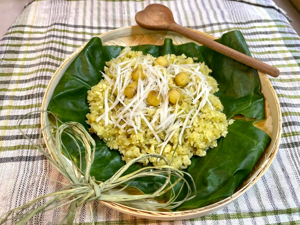  Xôi cốm hạt sen dừa đậu xanh là sự hòa quyện của rất nhiều nguyên liệu tinh hoa như cốm, đậu xanh, hạt sen và dừa sợi. Tất cả kết hợp tạo nên món xôi dẻo mịn, ngọt bùi và vô cùng thanh mát chắc chắn sẽ khiến say mê từ lần thưởng thức đầu tiên. Ảnh Internet