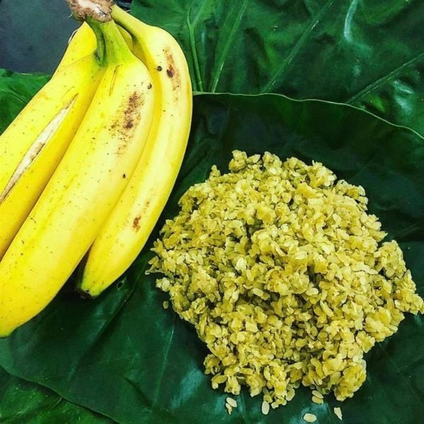  Chuối tiêu chấm cốm: Vị ngọt mềm của chuối quyện với vị dẻo bùi của cốm, thoảng chút hương sen còn dư trên lá khiến ai một lần thưởng thức đều thương nhớ mãi. Ảnh MITI