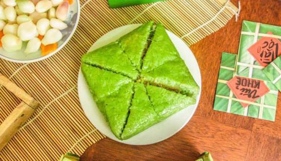  Bánh chưng cốm dẻo là món ăn truyền thống mỗi dịp Tết đến của người dân Việt Nam. Món bánh chưng này có vỏ ngoài làm từ cốm xanh với màu sắc xanh đậm bắt mắt. Nhân của bánh chưng cốm xanh vẫn là thịt heo, hành và đậu xanh quen thuộc.