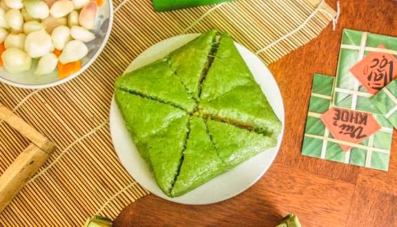  Bánh chưng cốm dẻo là món ăn truyền thống mỗi dịp Tết đến của người dân Việt Nam. Món bánh chưng này có vỏ ngoài làm từ cốm xanh với màu sắc xanh đậm bắt mắt. Nhân của bánh chưng cốm xanh vẫn là thịt heo, hành và đậu xanh quen thuộc.