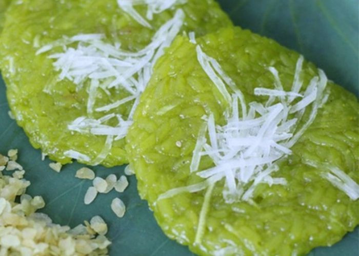 Cốm xào: Sự hòa quyện giữa cốm dẻo mềm với dừa nạo béo ngậy, giòn giòn bên tách trà sen ấm nồng tạo nên mỹ vị thu Hà Nội rất riêng. Ảnh Internet