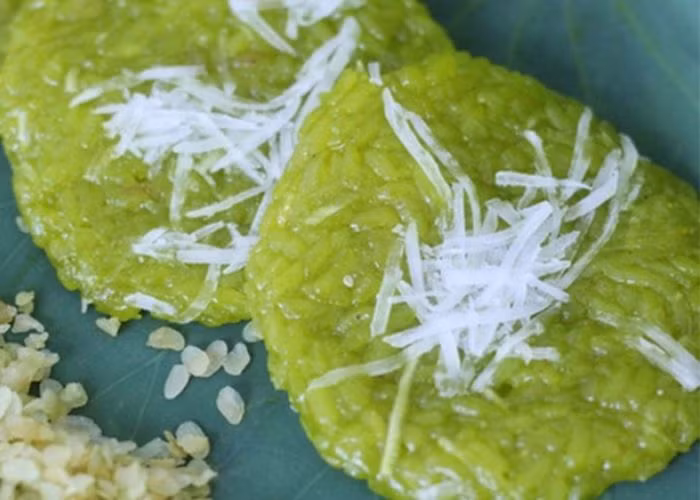 Cốm xào: Sự hòa quyện giữa cốm dẻo mềm với dừa nạo béo ngậy, giòn giòn bên tách trà sen ấm nồng tạo nên mỹ vị thu Hà Nội rất riêng. Ảnh Internet