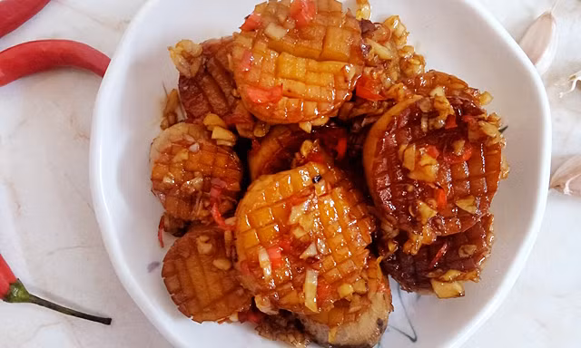  Nấm đùi gà sốt bơ: 200g nấm đùi gà (chọn loại nấm nhỏ sẽ ngon hơn), Gia vị: Bơ, tỏi, nước tương, đường, dầu vừng. Cắt nấm thành khúc, phi tỏi thái nhuyễn với bơ đến khi thơm. Cho nấm vào xào lửa vừa đến khi nấm chín mềm. Hòa xì dầu, đường, dầu vừng cùng một chút nước, rồi đổ vào chảo nấm, đảo cho sệt lại là hoàn thành. Ảnh Internet