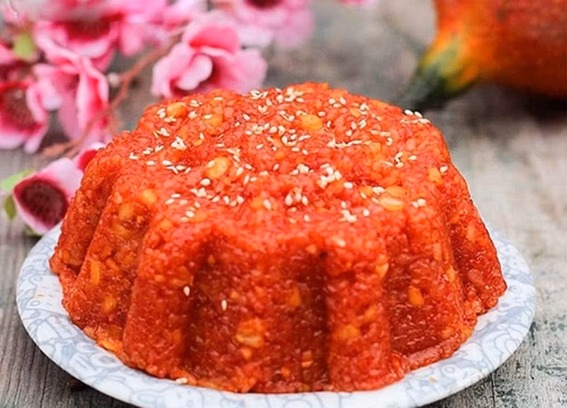  Xôi gấc: Khi làm mâm cỗ chay cúng ông Công ông Táo chắc chắn không thể thiếu món xôi gấc. Với màu đỏ đẹp cùng với hương vị thơm ngon đây chắc chắn sẽ là món ăn giúp cho mâm cỗ của bạn thêm phần thẩm mỹ và giúp gia chủ có thêm nhiều may mắn trong năm mới.